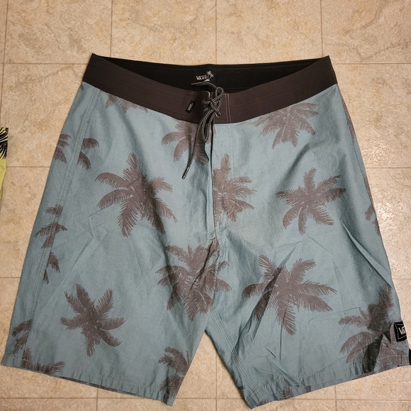 Boardshorts (Hurley,Vans,QUIKSILVER) - Picture 8 of 13